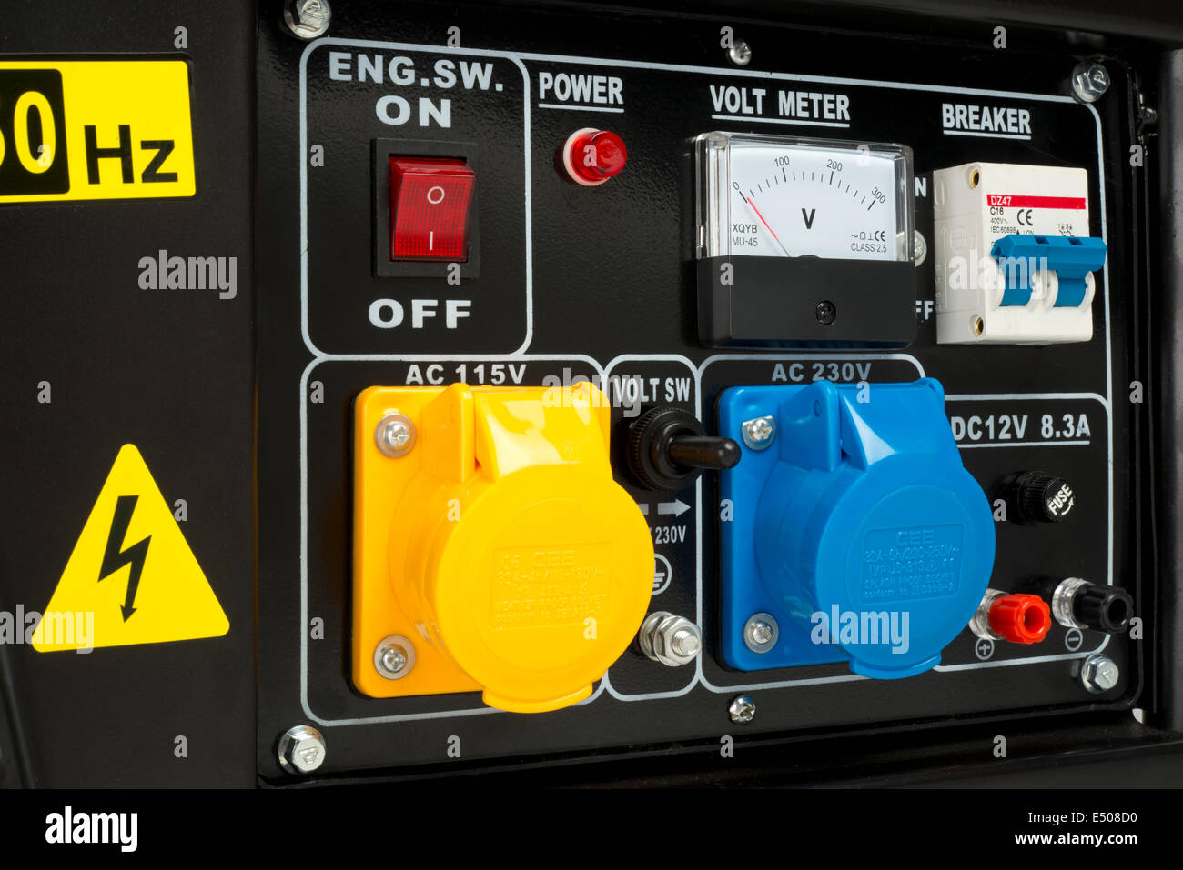 Strom-Generator-Systemsteuerung;  mit Steckdosen, Volt-Meter, Schalter und Leistungsschalter. Stockfoto