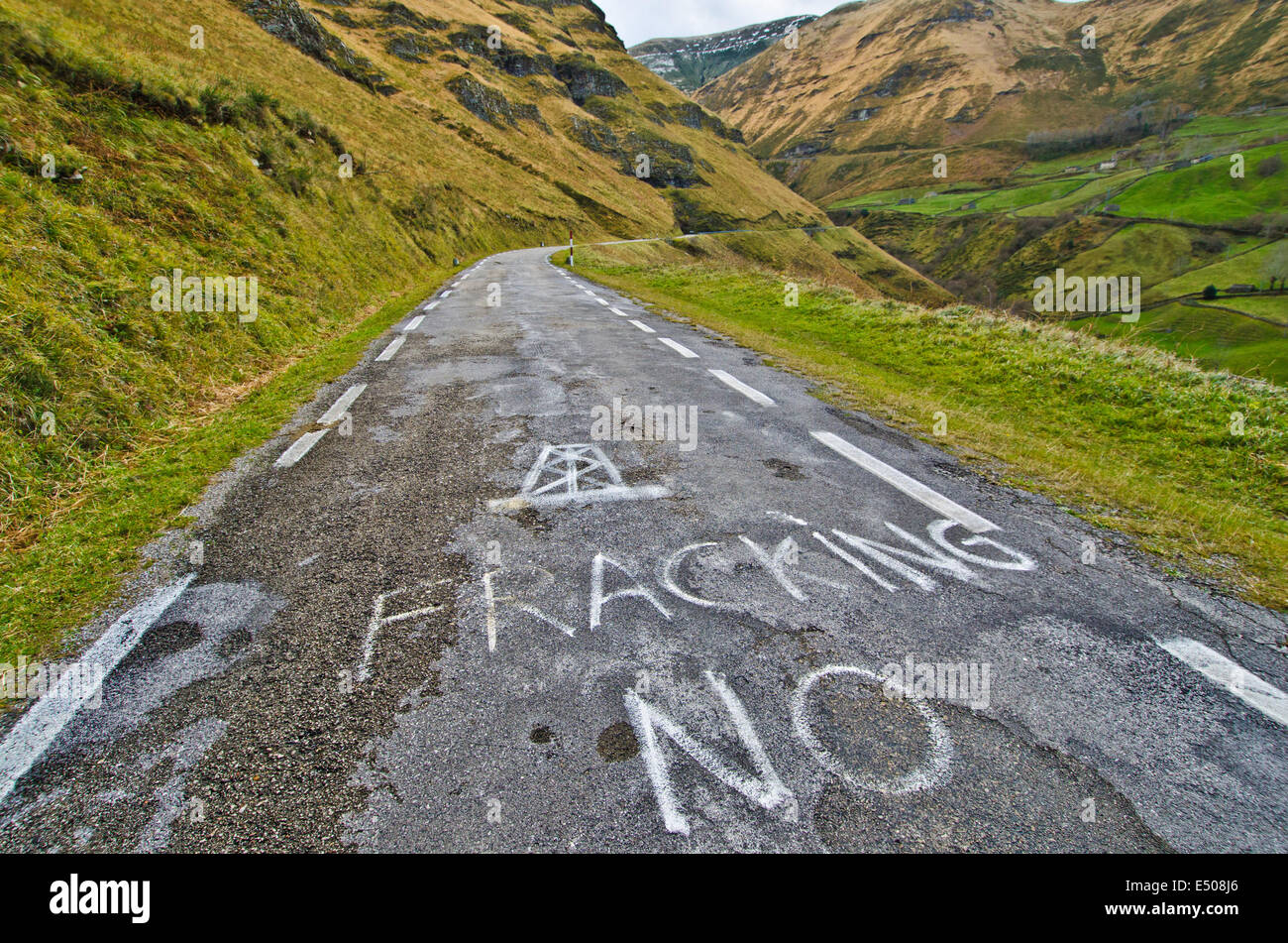 Anti-Fracking-Motto "Nein zum Fracking" Spraypainted auf einer Bergstraße in den kantabrischen Bergen nahe der Stadt Santander. Stockfoto