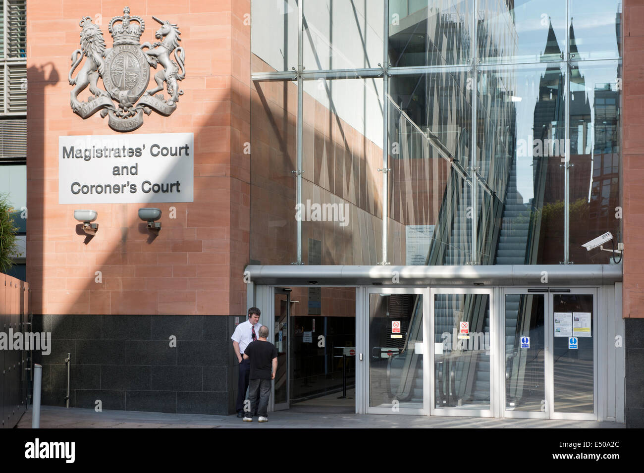 Der Eingang Manchester Magistrates Court und Untersuchungsgericht in der Nähe von Spinningfields in Manchester. Stockfoto