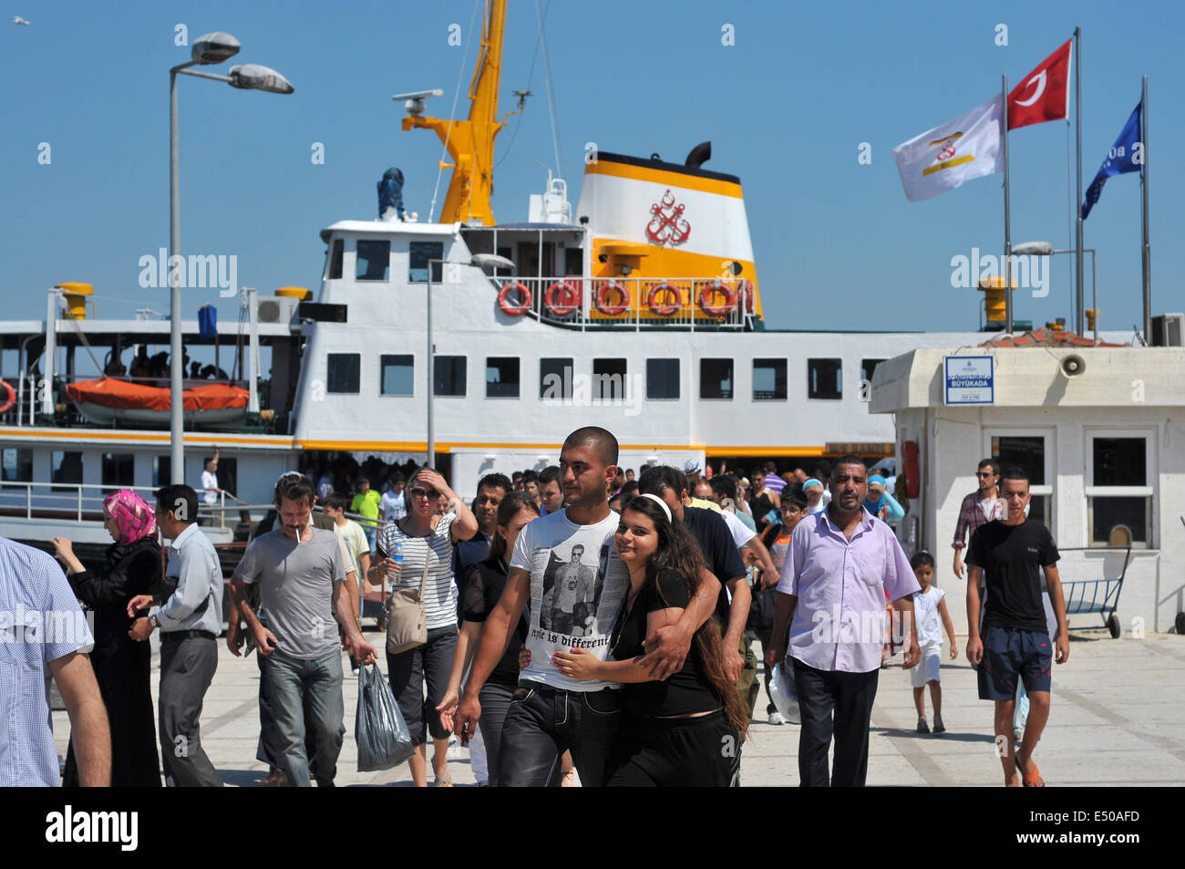 Tagesausflügler aus Istanbul steigen die Fähre Eintreffen auf Büyükada, die größte von den Prinzeninseln. Stockfoto