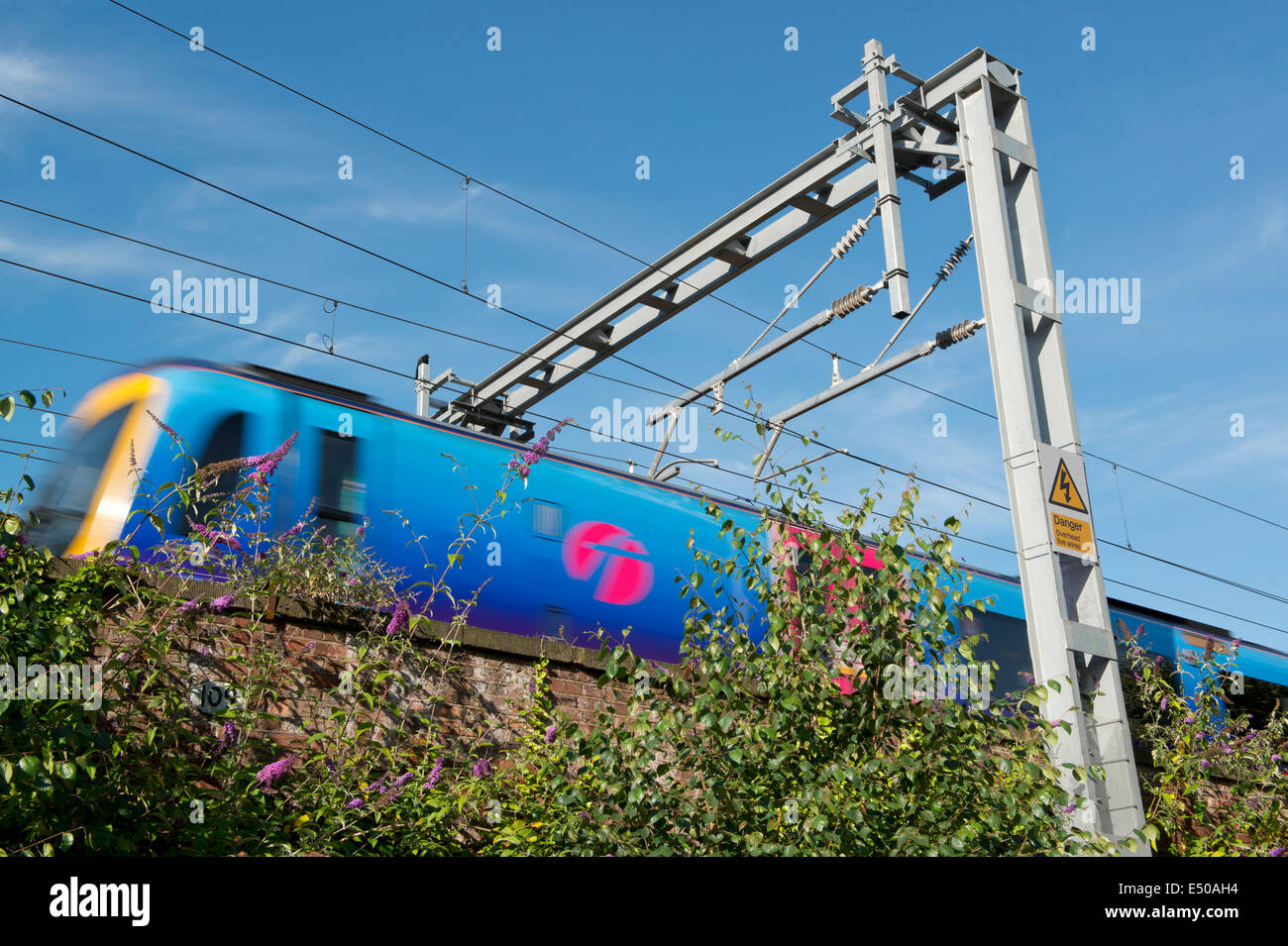 Ein erstes TransPennine ADtranz / Bombardier Express Class 170 Turbostar verläuft entlang einer elektrifizierten Bahnstrecke in Manchester. Stockfoto
