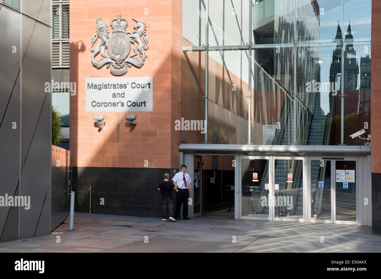 Der Eingang Manchester Magistrates Court und Untersuchungsgericht in der Nähe von Spinningfields in Manchester. Stockfoto