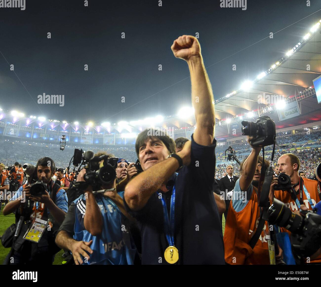 Rio De Janeiro, Brasilien. 13. Juli 2014. Welt-Cup-Finale. Deutschland gegen Argentinien. Trainer Joachim Jogi LOEW, feiert durch Stanzen der Luft © Action Plus Sport/Alamy Live News Stockfoto