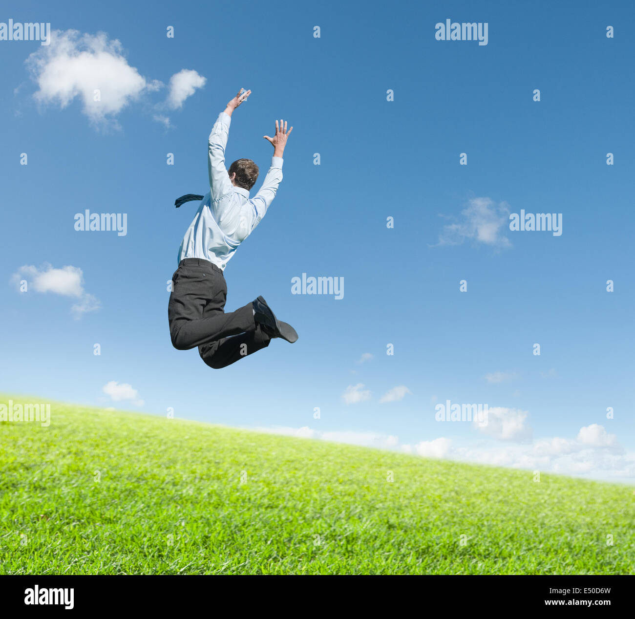 Mann springt auf Wiese Stockfoto