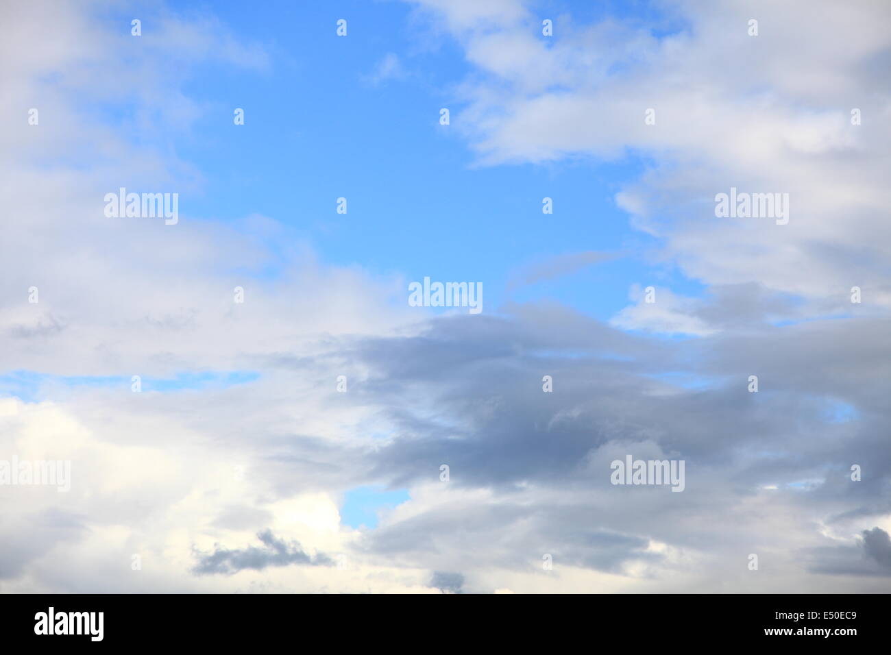 Blauer Himmel mit Wolken Meteorologie Stockfoto