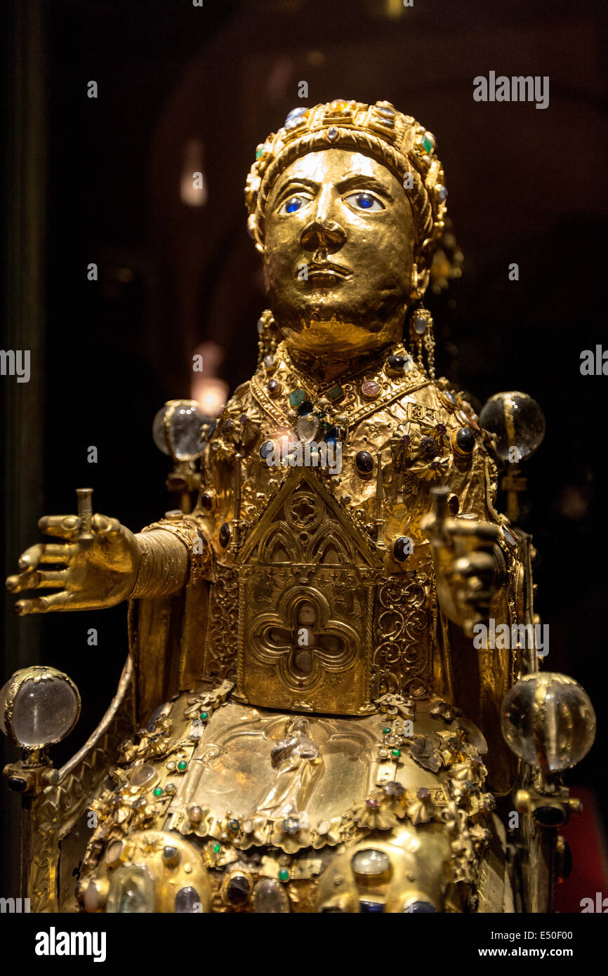 Die Majestät der Heiligen Fides Treasury mittelalterlichen Goldschmied Conques Concas Saint James Way mittelalterliches Dorf Frankreich Stockfoto