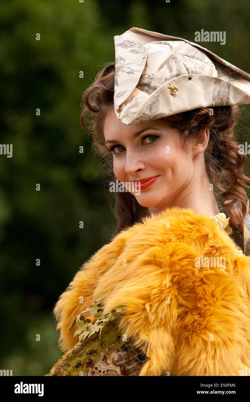 Die junge Frau in der Kleidung des 18. Jahrhunderts Stockfoto