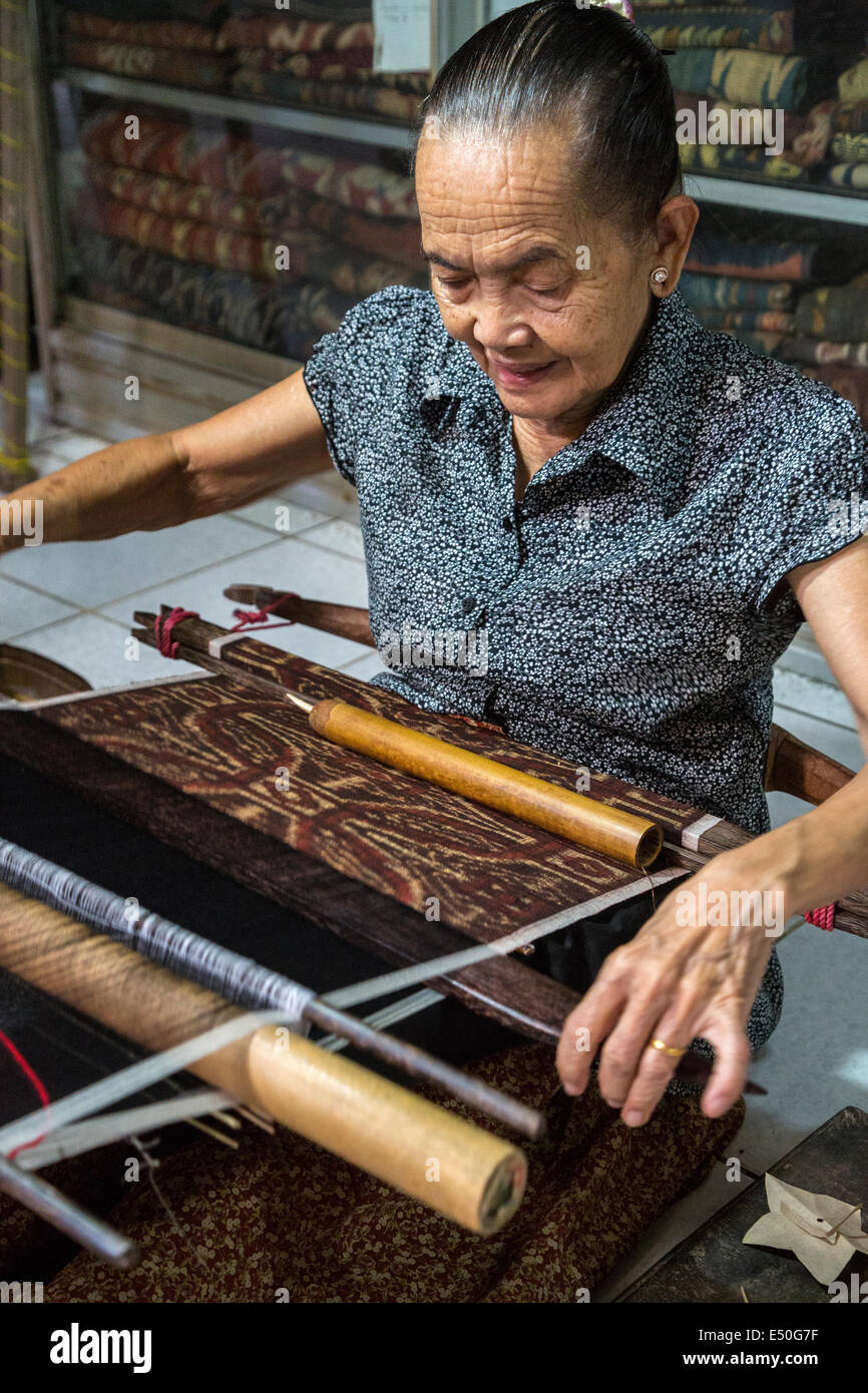 Bali, Indonesien.  Frau mit Rücken-Armband weben Webstuhl um Geringsing Stoff, eine Spezialität der Tenganan Dorf zu weben. Stockfoto