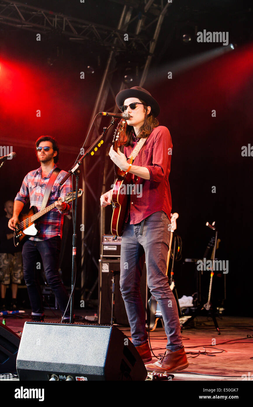 James Bay tritt auf der Hauptbühne beim Larmer Tree Festival am Donnerstag, den 17. Juli 2014 auf. Stockfoto