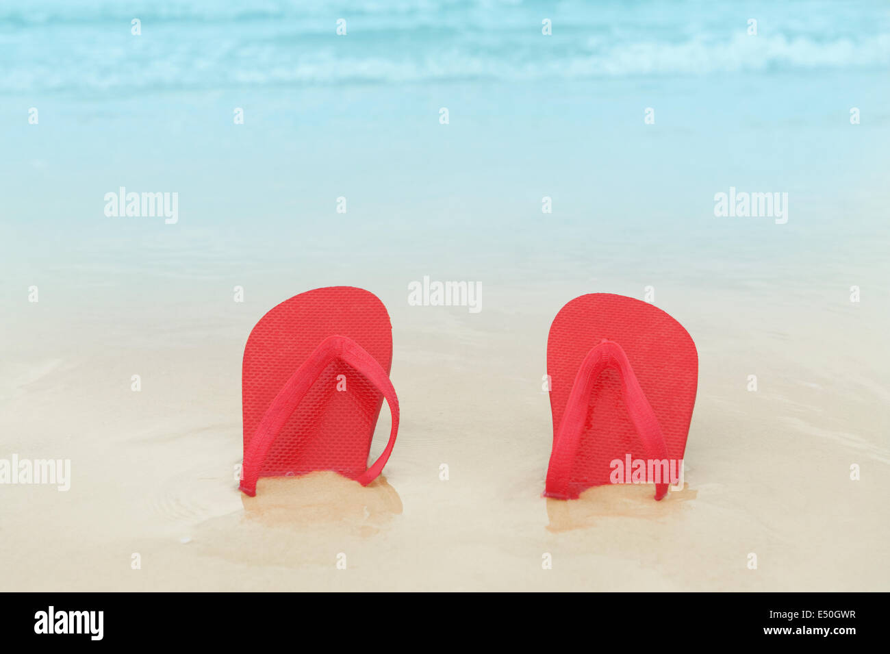 Roten Flip-Flops am Strand Stockfoto