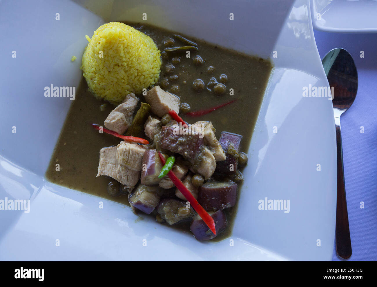 Bali, Indonesien.  Mittagessen, Thai Hühnchen und Reis mit Auberginen. Stockfoto