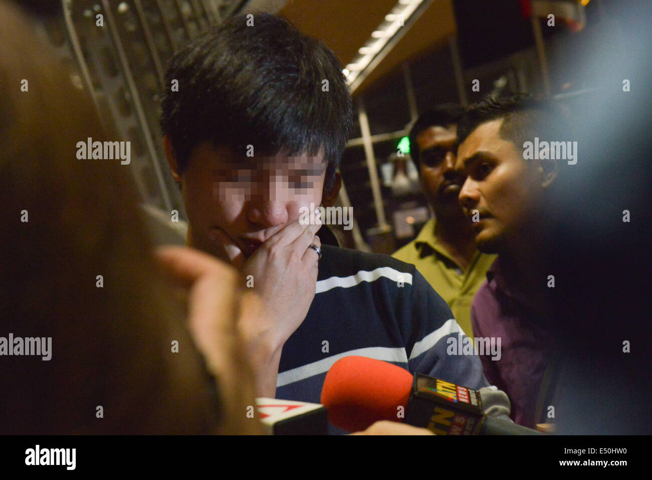 Kuala Lumpur, Malaysia. 18. Juli 2014. Angehörige der Passagiere des abgestürzten Malaysian Airlines Flugzeug warten an der Kuala Lumpur International Airport in Kuala Lumpur, Malaysia, 18. Juli 2014. © Chong Voon Chung/Xinhua/Alamy Live-Nachrichten Stockfoto