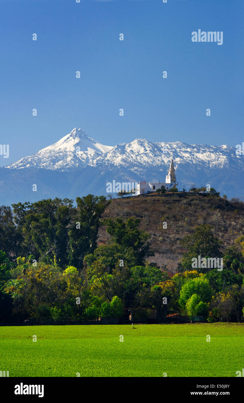 SANTUARIO GUADALUPANO, USMAJAC JAL mit Nevado de Colima im Hintergrund. Stockfoto