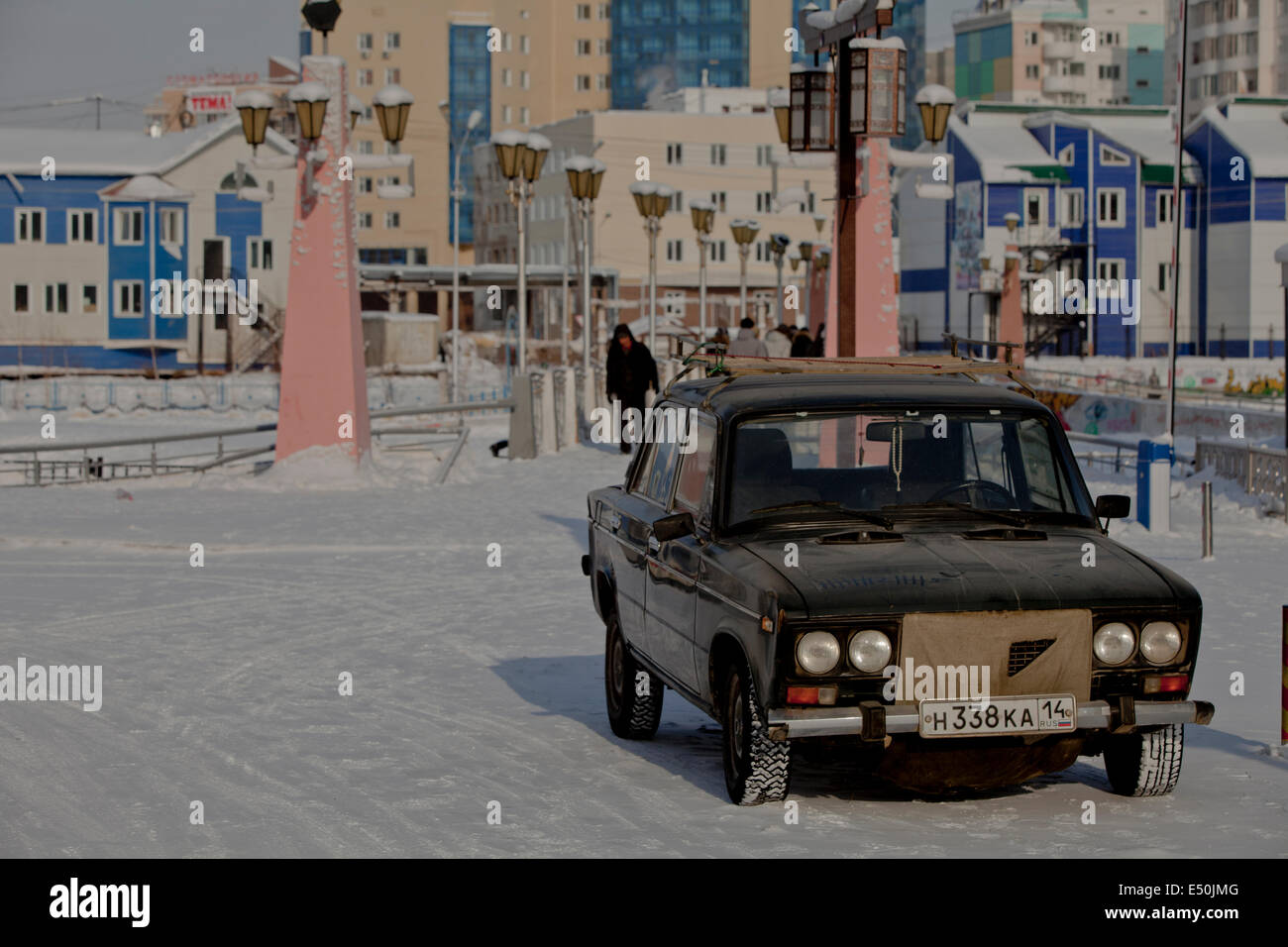 Russische Stadt farbenfrohen Gebäuden Auto Schnee Brücke Stockfoto