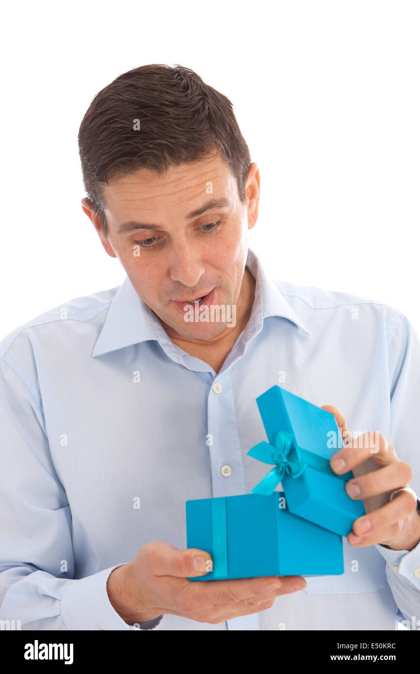 Man öffnet ein Überraschungsgeschenk Stockfoto