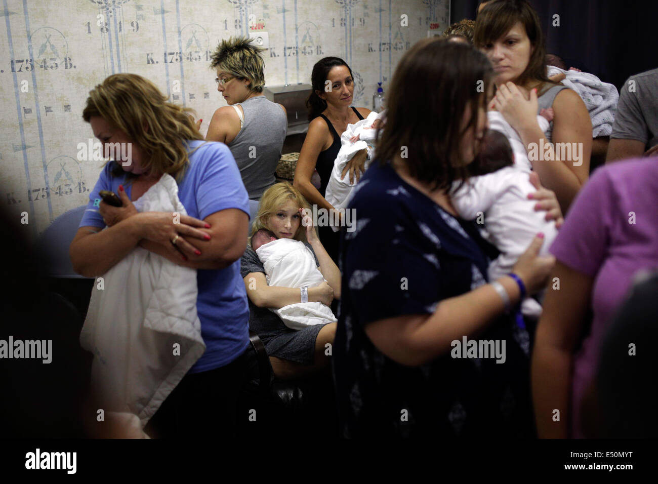 Grenze des Gaza, Gaza-Streifen. 17. Juli 2014. Israelische Frauen mit ihren Neugeborenen verstecken sich in einen Bunker Ichilov Hospital in Tel Aviv, Israel, wenn Sirenen von Raketen aus Gaza-Streifen, am 17. Juli 2014 warnen. Das israelische Militär startete eine Bodenoffensive auf der Hamas kontrollierten Gaza-Streifen am Donnerstagabend nach Tagen der schweren Bombardierung, das Militär, sagte. © JINI/Xinhua/Alamy Live-Nachrichten Stockfoto