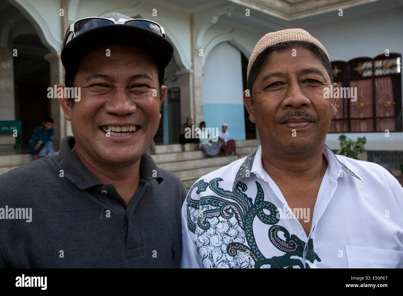 Bali, Indonesien.  Eine balinesische Hindu (links) und Muslim (rechts), aus dem gleichen Viertel in Klungkung, Semarapura. Stockfoto
