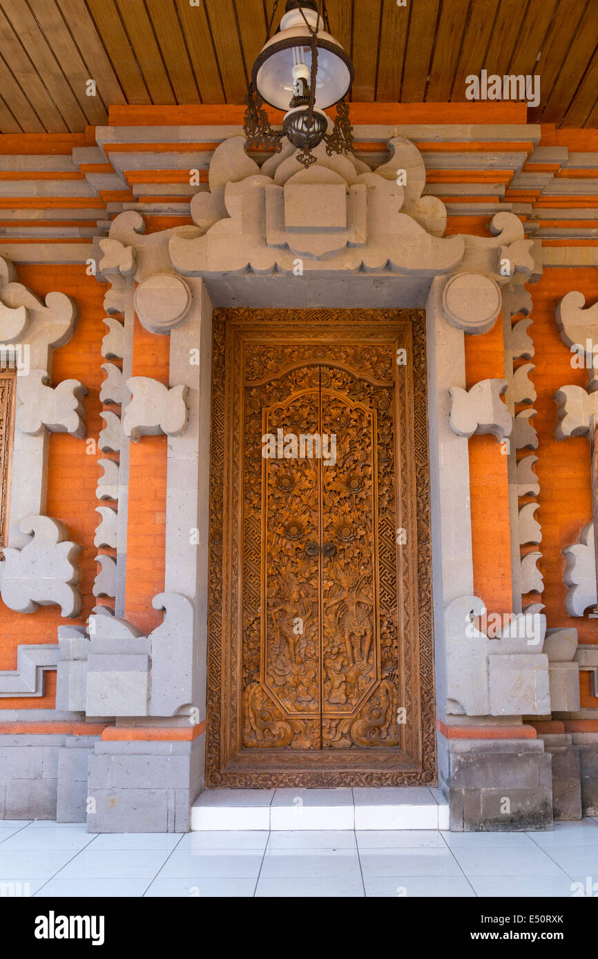 Bali, Indonesien.  Geschnitzte Tür Hindu Priester Haus, Familie Wohn Verbindung, Klungkung, Semarapura Stockfoto