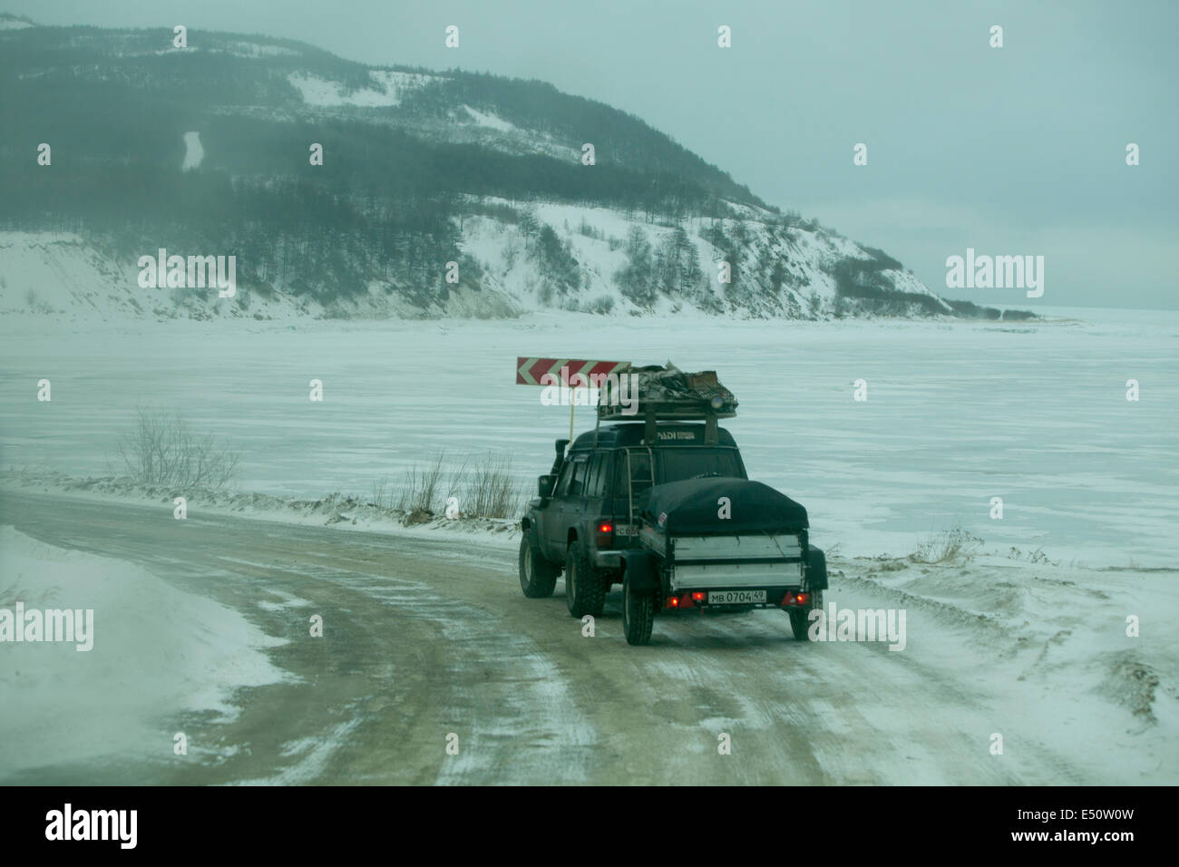 4WD Expedition gefährliche Straße Ecke Sibiriens Schnee Stockfoto