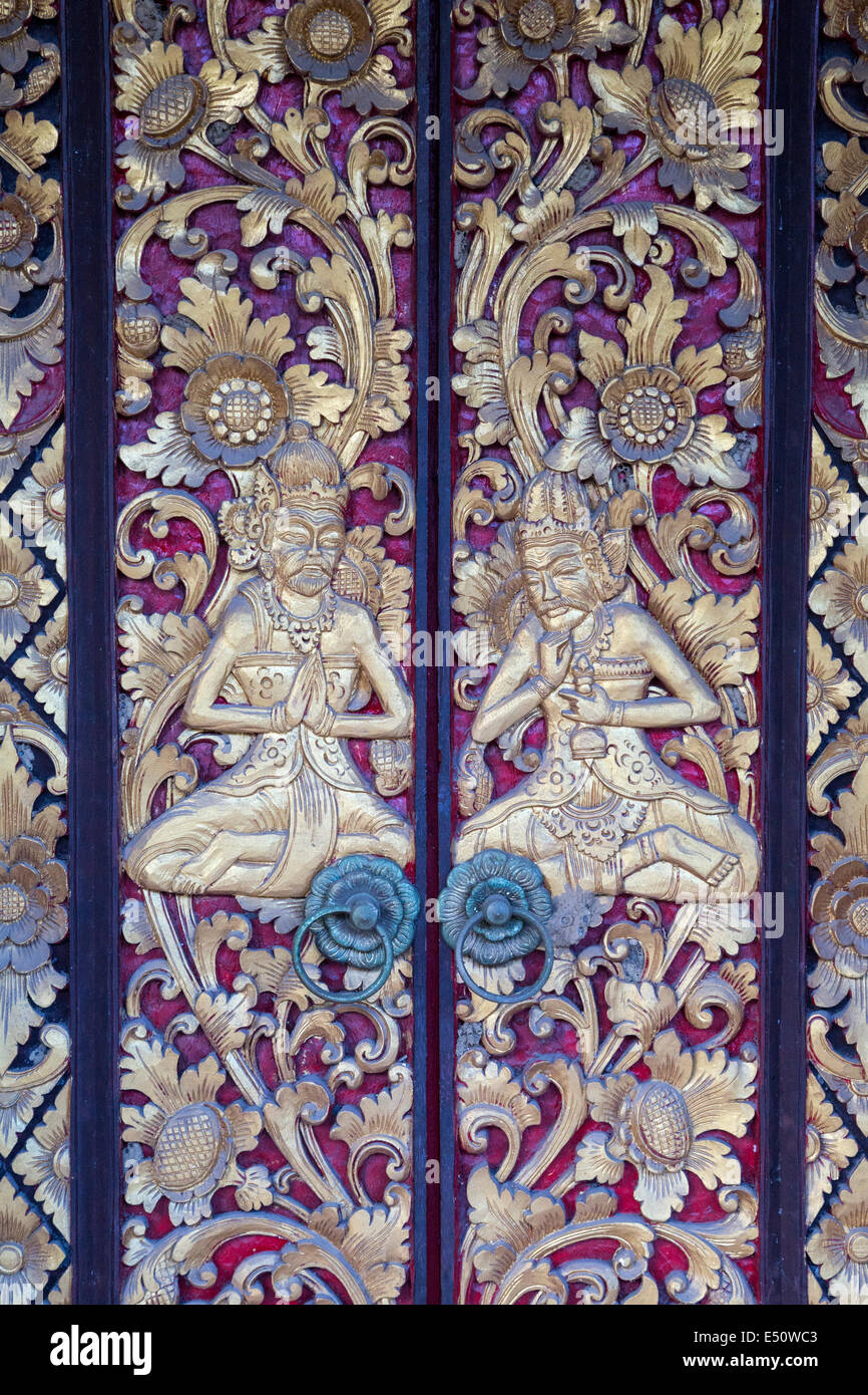 Bali, Indonesien.  Geschnitzte Tür am Eingang zum Hindu Priester Haus, Familie Wohn Verbindung, Klungkung, Semarapura Stockfoto