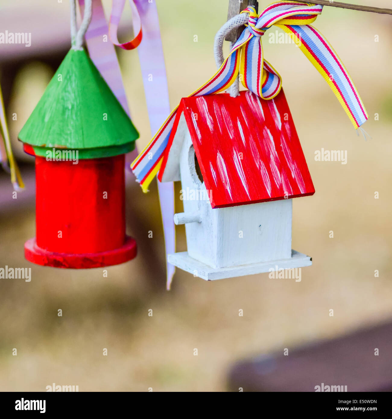 kleine bunte Vogelhäuser Stockfoto