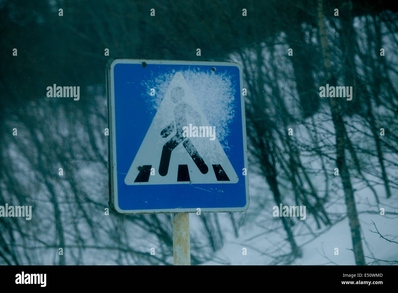 Russische Zeichen Fußgänger gefährlich Eis Straße Schnee Stockfoto