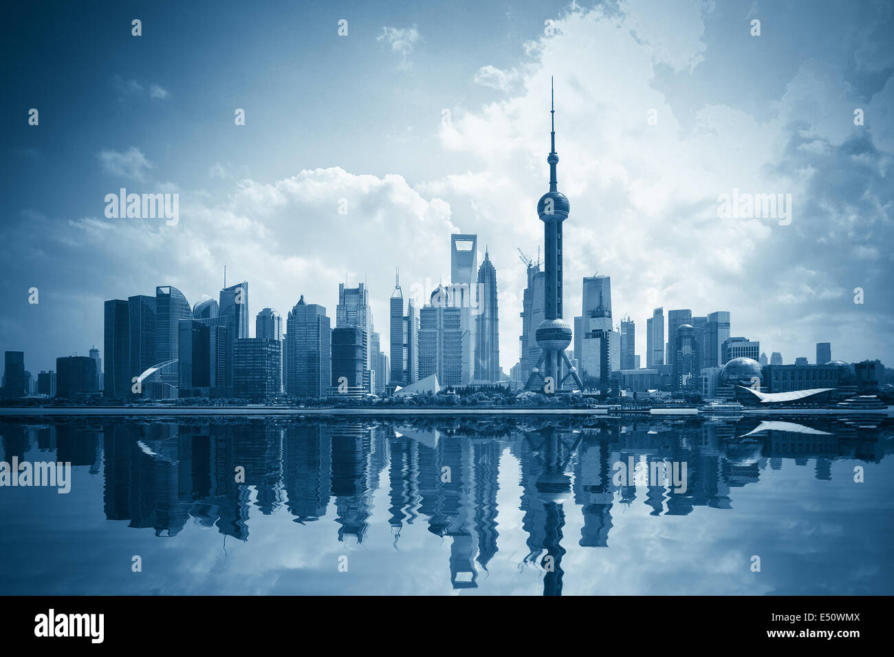 moderne Stadt mit Reflexion Stockfoto
