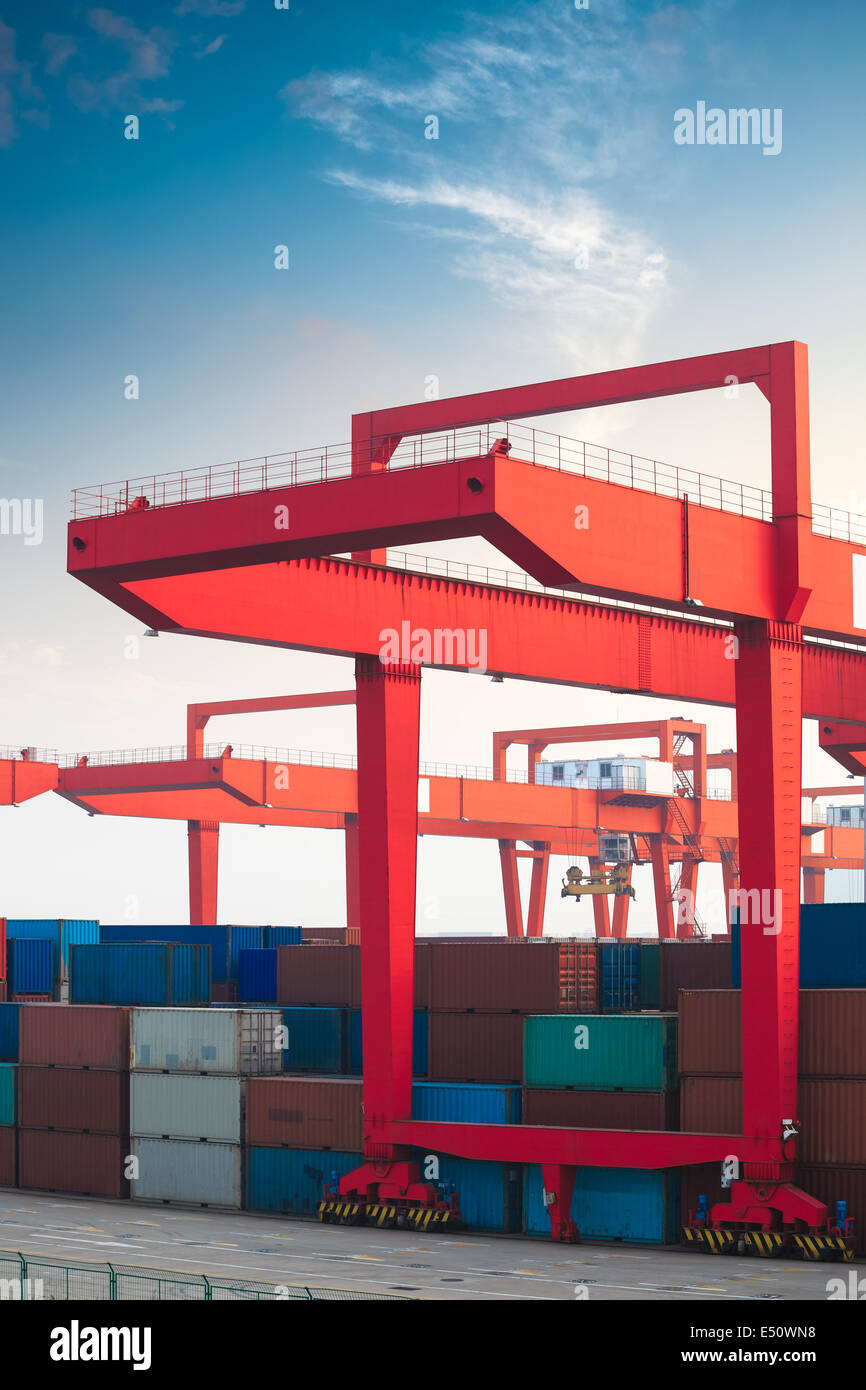 Kranich im Container-terminal Stockfoto