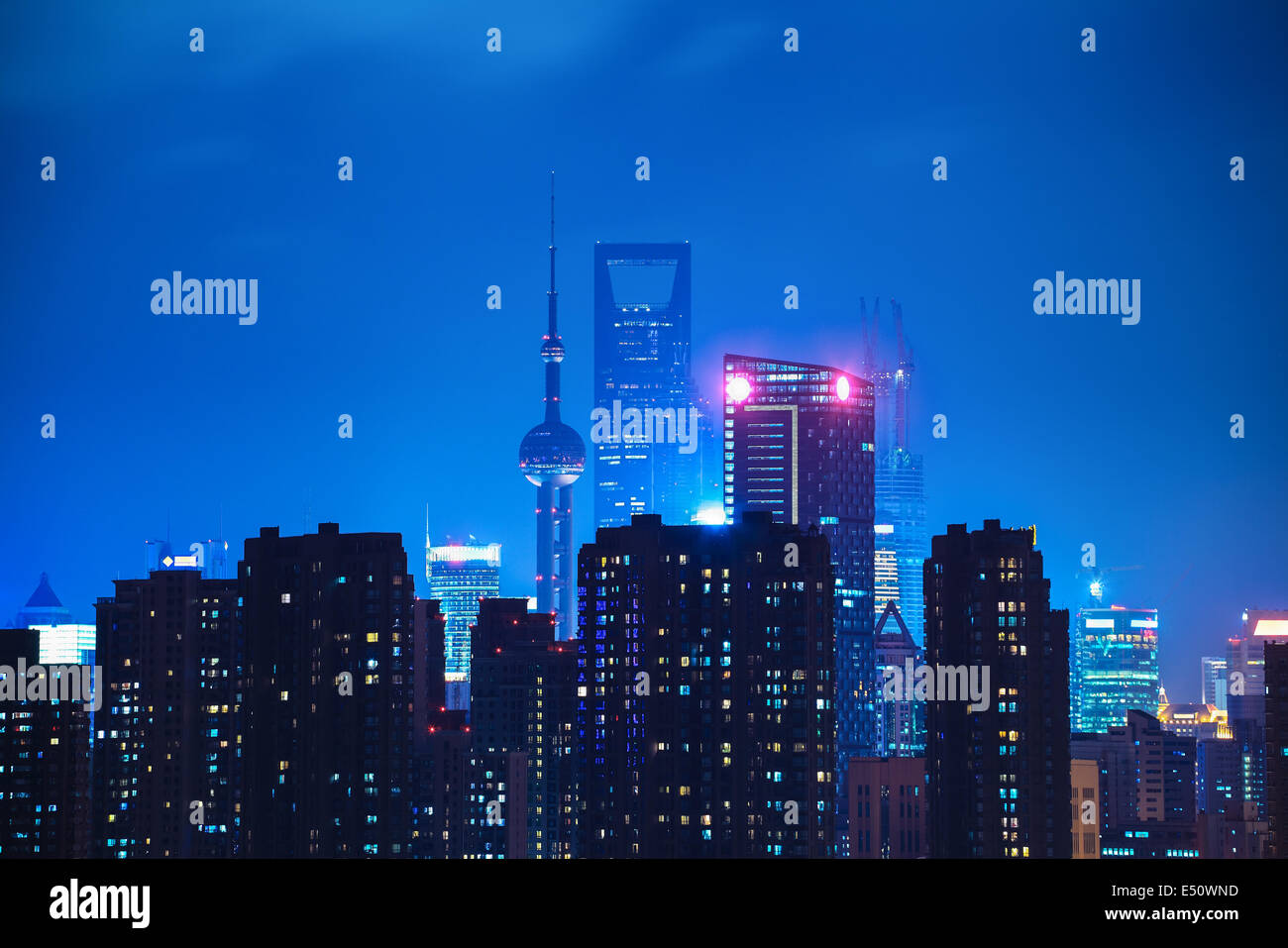 moderne Stadt in der Nacht Stockfoto