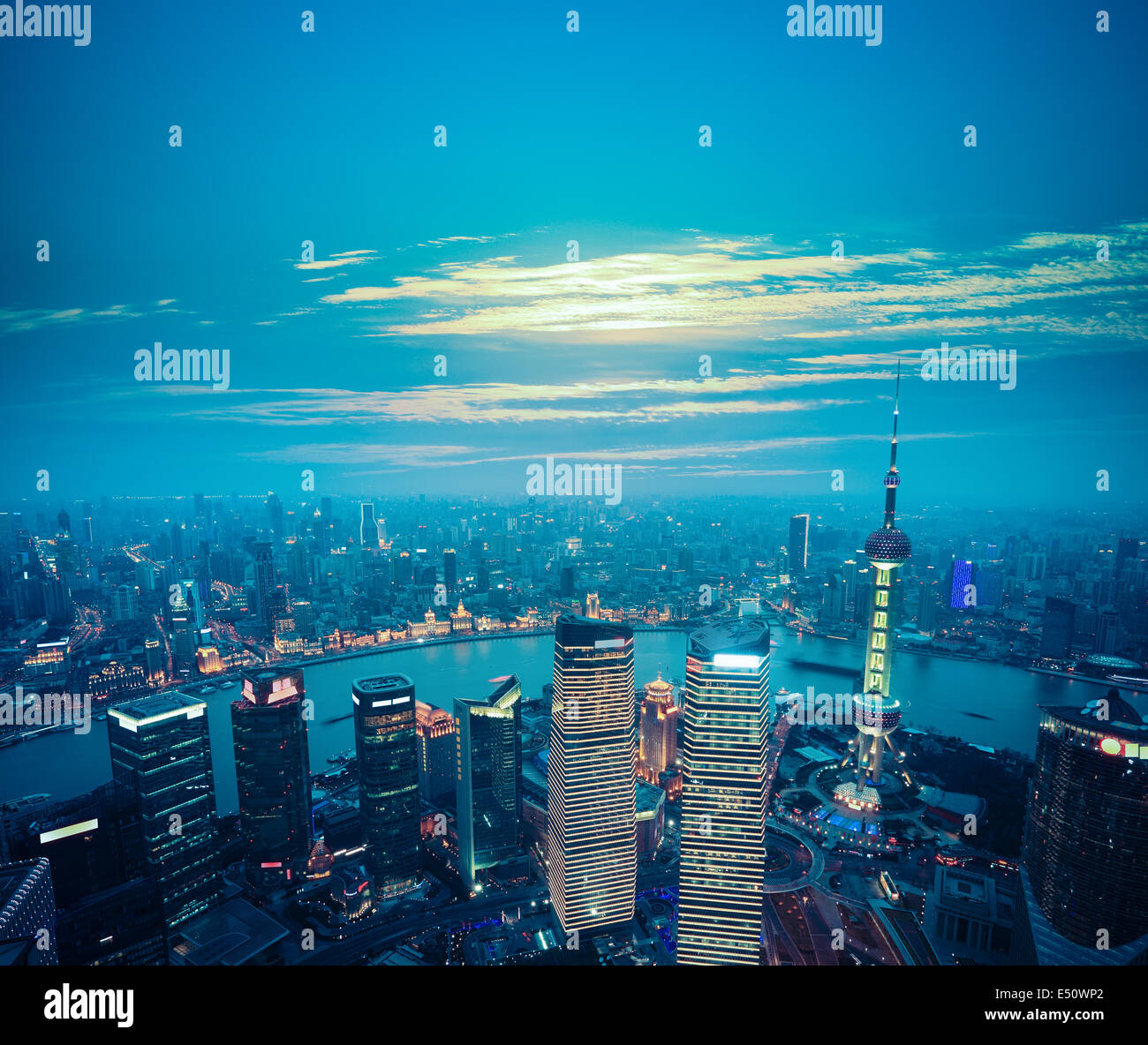 Luftaufnahme von shanghai in der Abenddämmerung Stockfoto