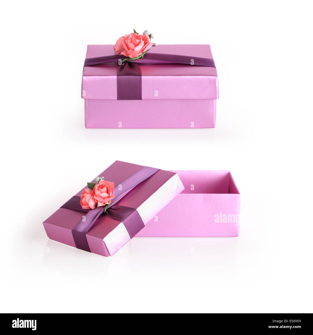 lila Geschenkbox mit Schleife Blume Stockfoto