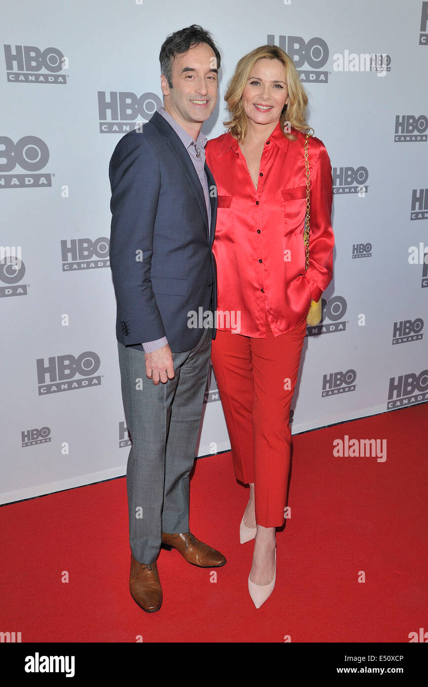 Toronto, Kanada. 17. Juli 2014. Don McKellar und Kim Cattrall Ankunft am Scotiabank Theater für das Screening von HBO Kanada empfindliche Haut. Bildnachweis: EXImages/Alamy Live-Nachrichten Stockfoto