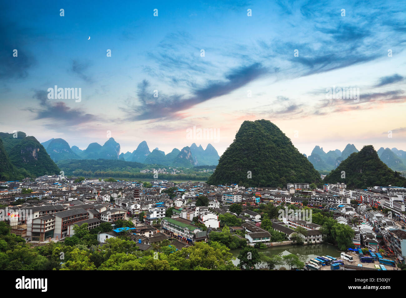 Yangshuo County Stadt bei Sonnenuntergang Stockfoto