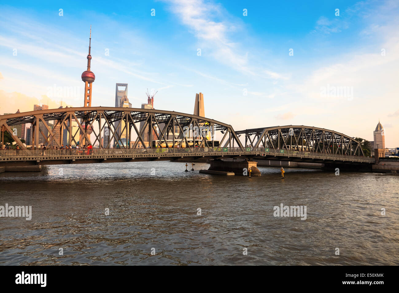 Shanghai Gartenbrücke in der Abenddämmerung Stockfoto