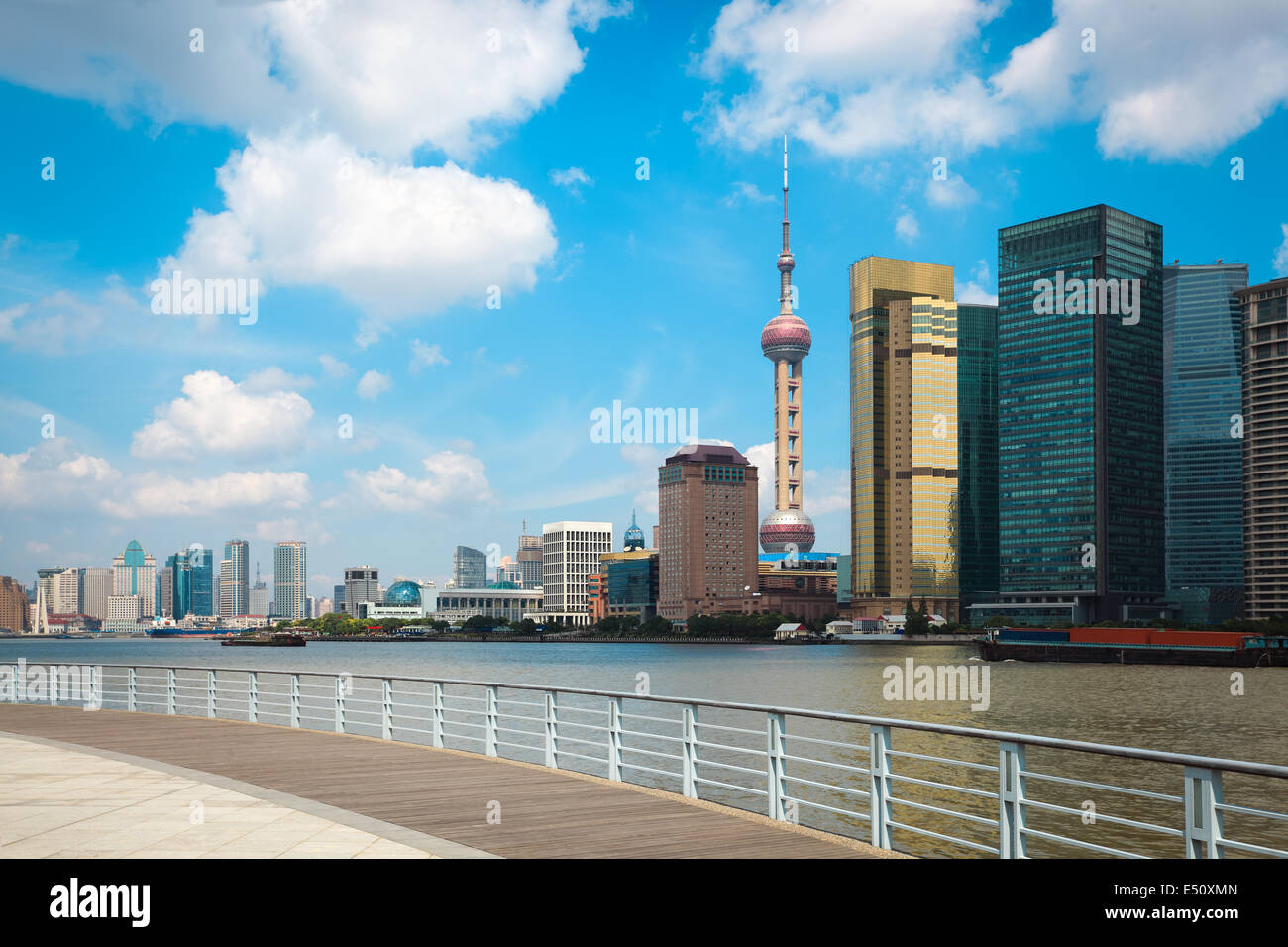 Shanghai Skyline mit Geländer Stockfoto