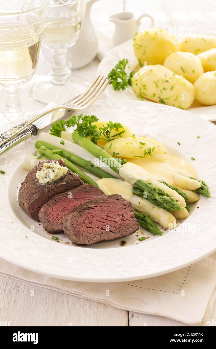 Steak mit Spargel Stockfoto