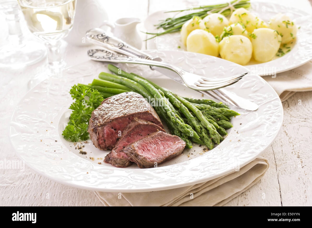 Steak mit grünem Spargel Stockfoto