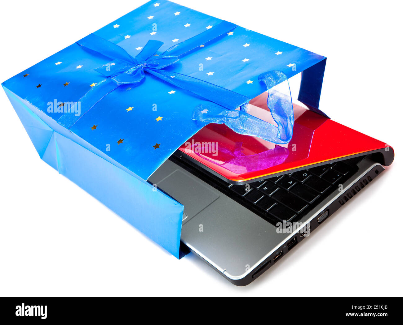 Der Laptop in einem Geschenkpaket Stockfoto