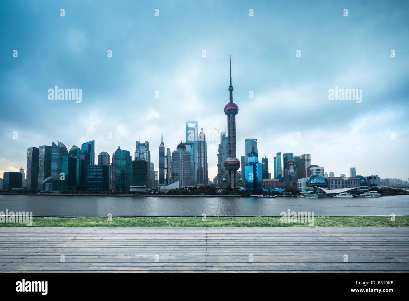 Shanghai Skyline im trüben Stockfoto