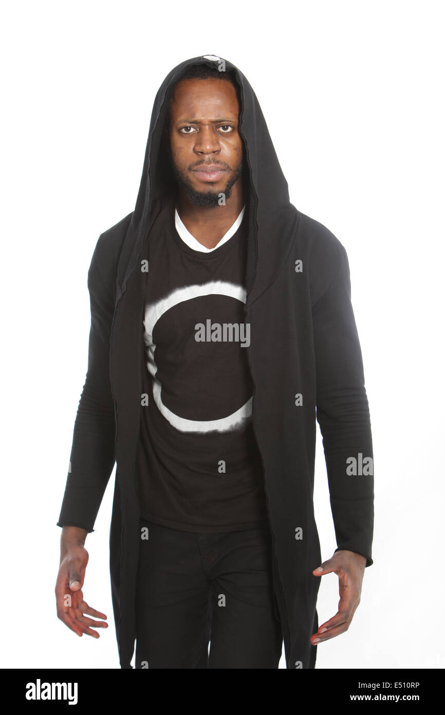 Afrikanischer Mann in schwarzer Kleidung mit Kapuze Stockfoto