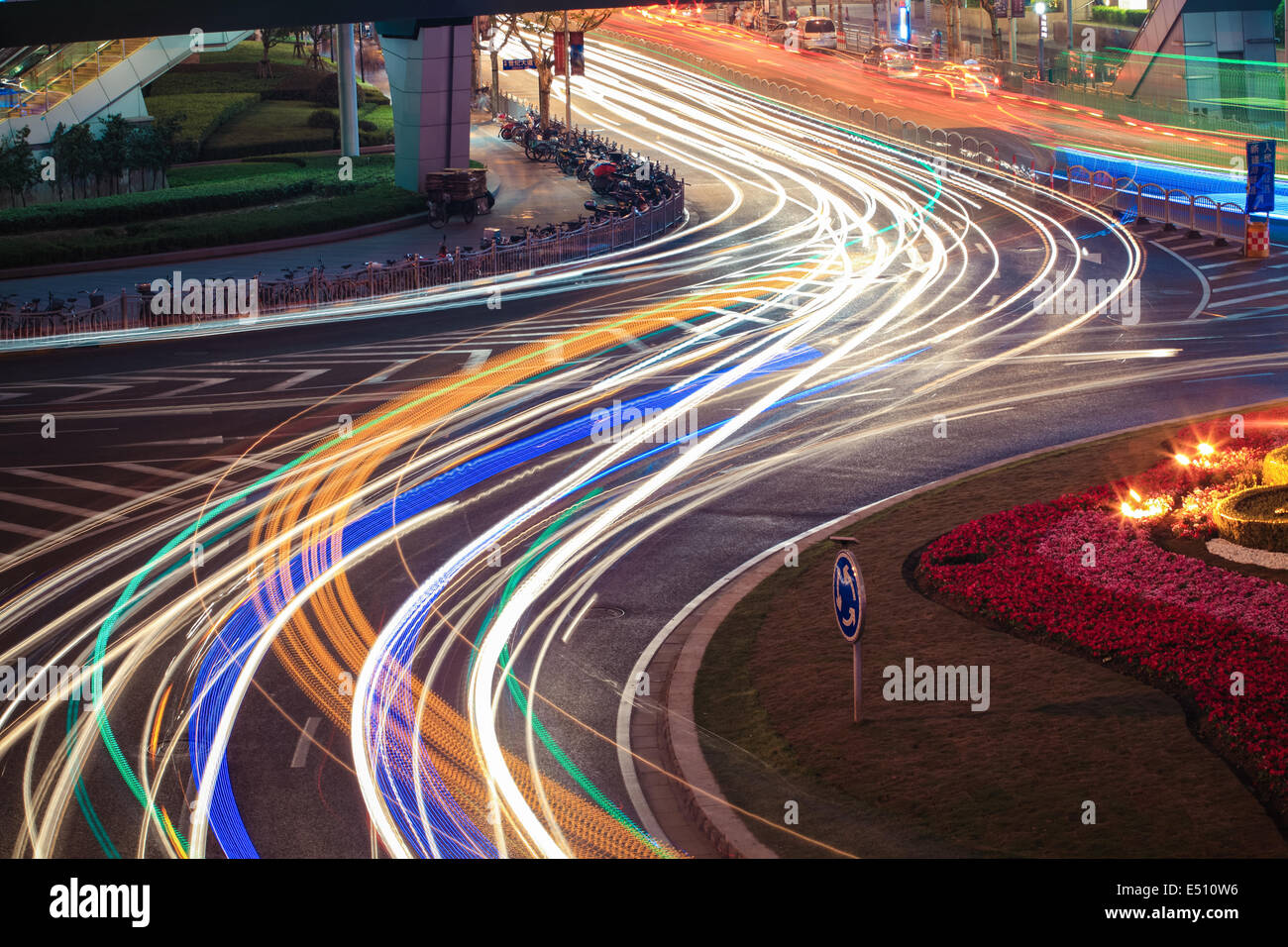 städtische Straße Auto Lichtspuren Stockfoto