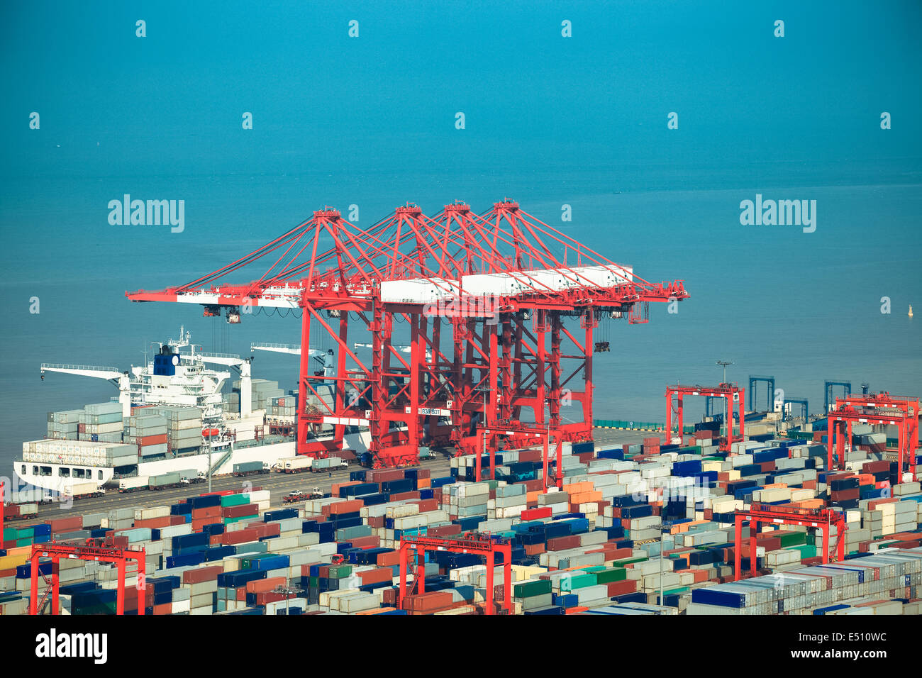 Containerschiff geladen Stockfoto