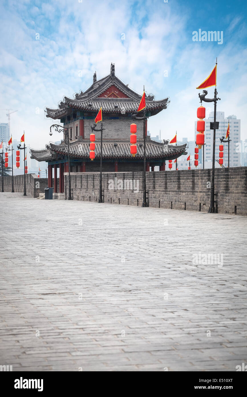 alten Turm auf Stadtmauer in xian Stockfoto