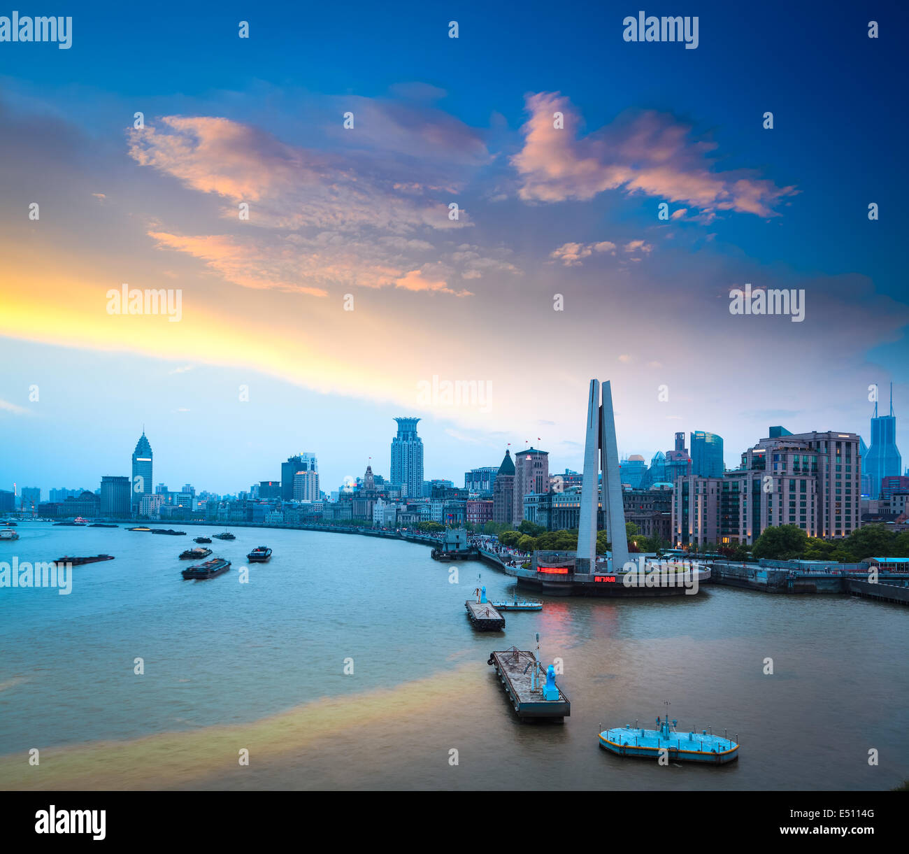 Shanghai Bund in der Abenddämmerung Stockfoto