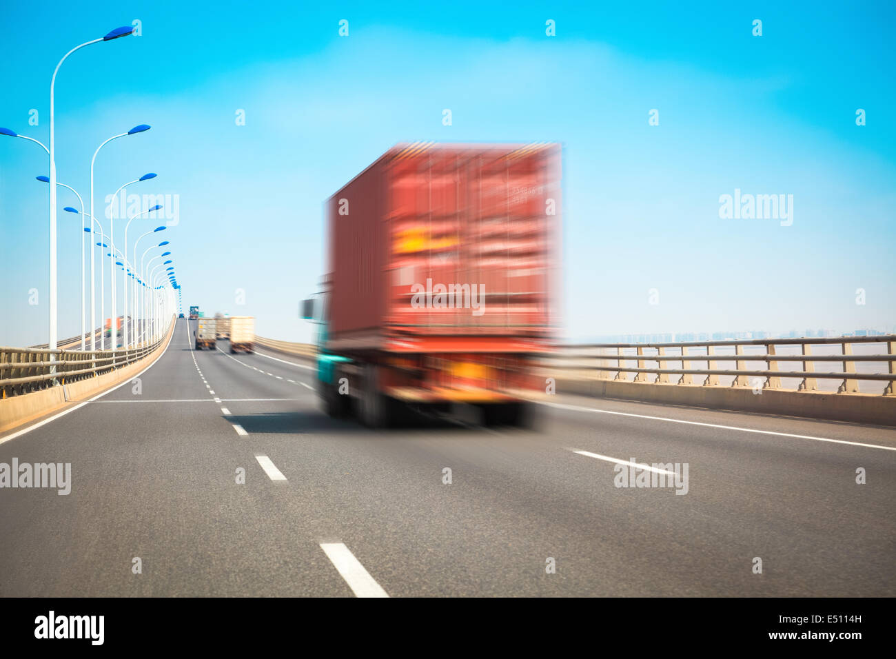 Container-Truck auf der Autobahnbrücke Stockfoto