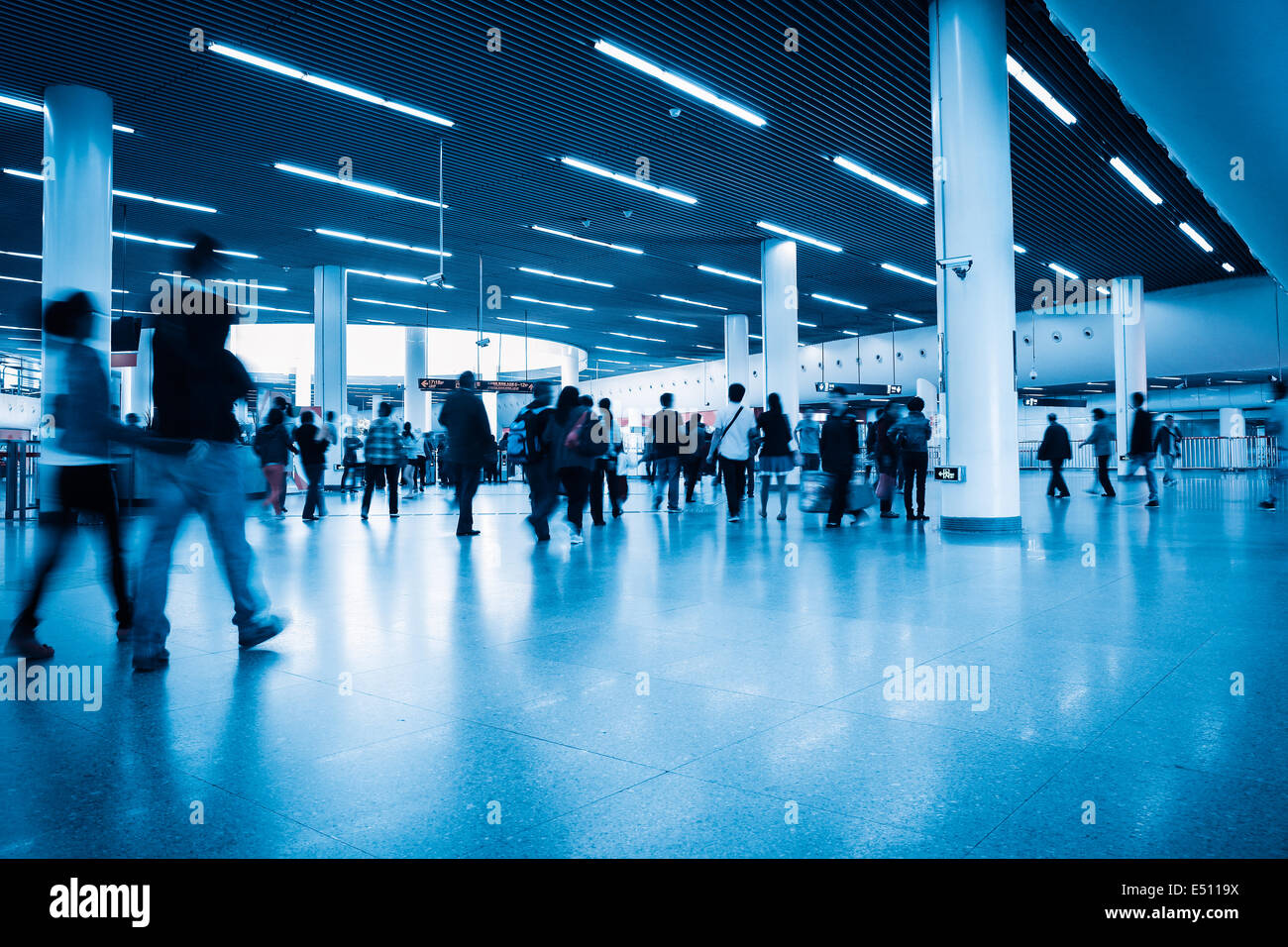 Menge mit u-Bahnstation Stockfoto