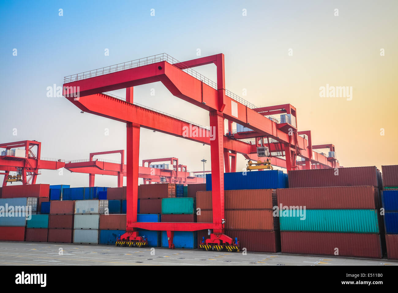 im Landesinneren Containerterminal Stockfoto