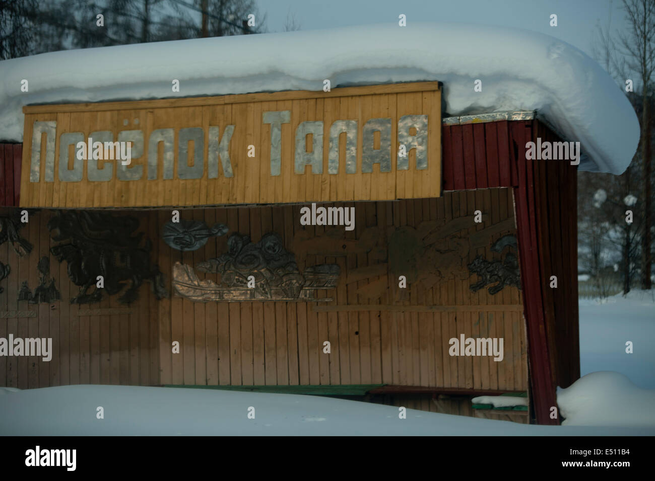 Russische Garküche unter Schnee Stockfoto