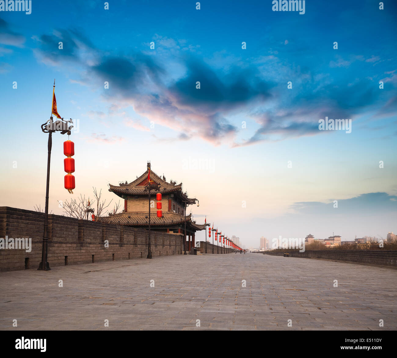 Xian Stadtmauer in der Abenddämmerung Stockfoto