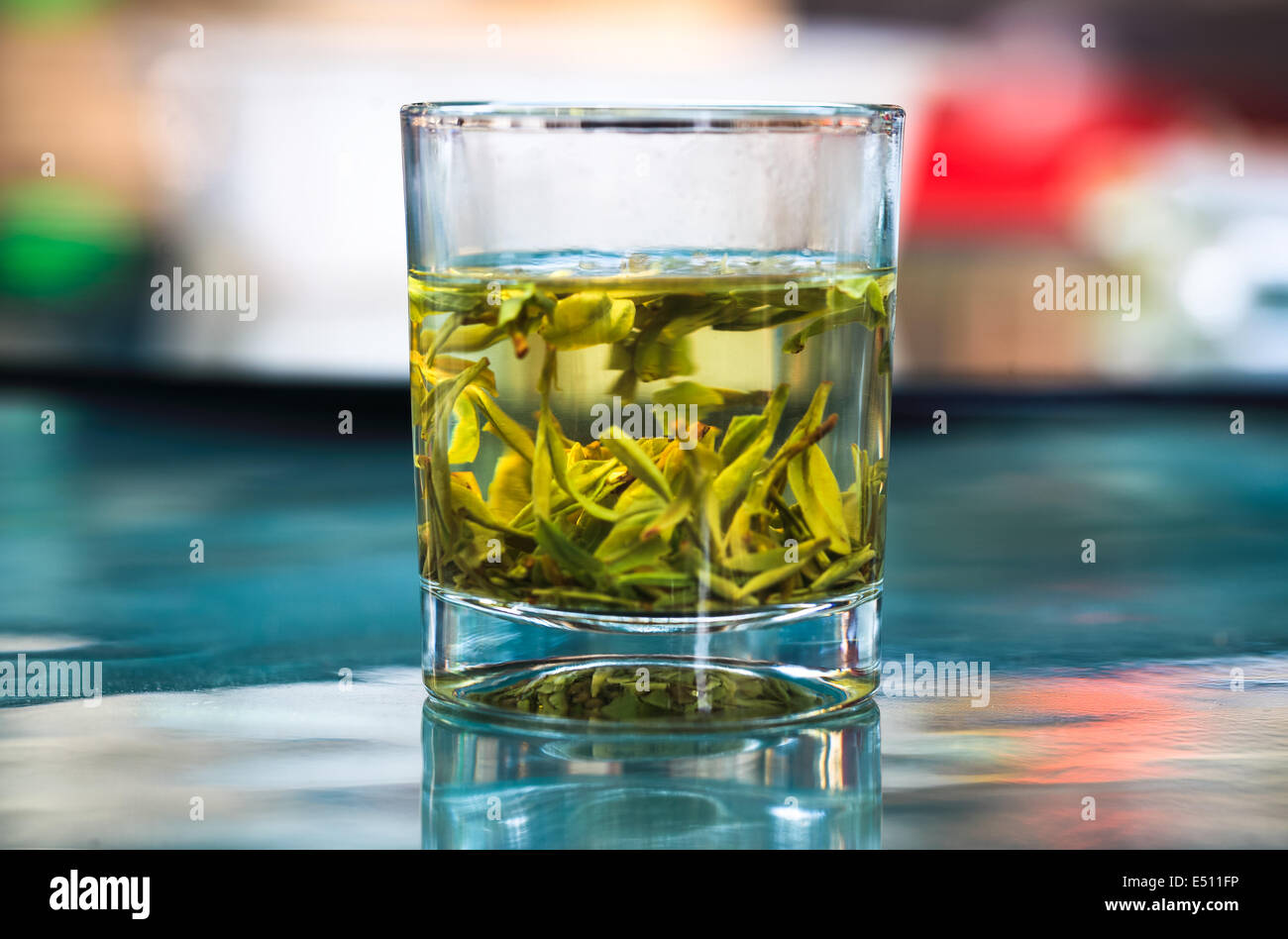 Tasse grüner Tee auf dem Tisch Stockfoto